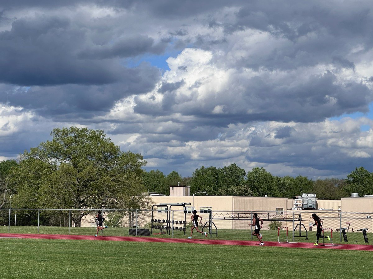 2litLj's tweet photo. In the last home meet versus ACIT I finished first place in the 400m hurdles race 🔥 @VLDSchools . Also I was in the 110 high hurdles event and got 2nd place. Very grateful to end on a good note #Goclan🐔 https://t.co/Ii5QBXe4N3