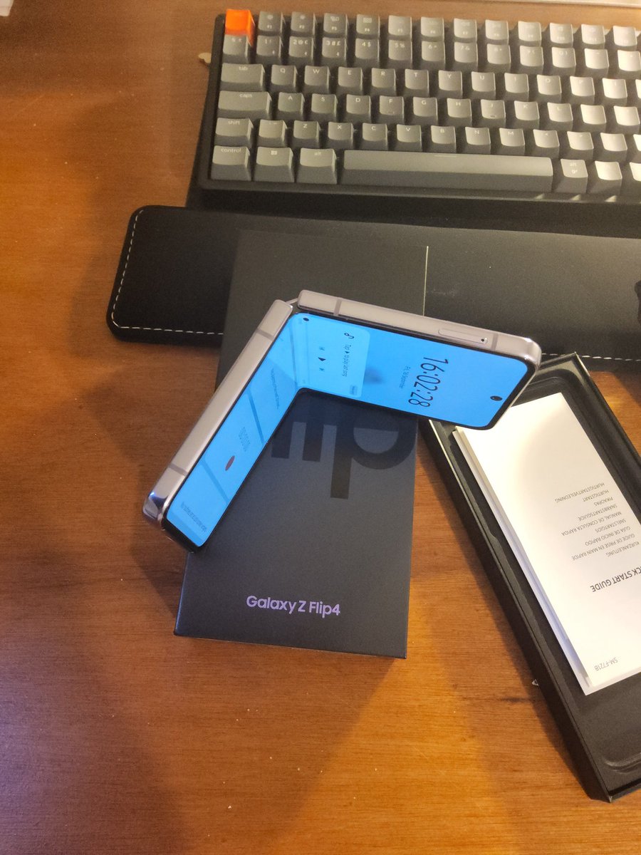 Dipeen786's tweet photo. Flip 4 on sale. 256 GB.
Bought for £1059, now on sale only £675.
Everything is in great condition,  zero scratches, zero damage.
Feel free to chat, paswan2002raj@gmail.com 
Mail me if you have any inquiry https://t.co/IuuH1Xh0Ps