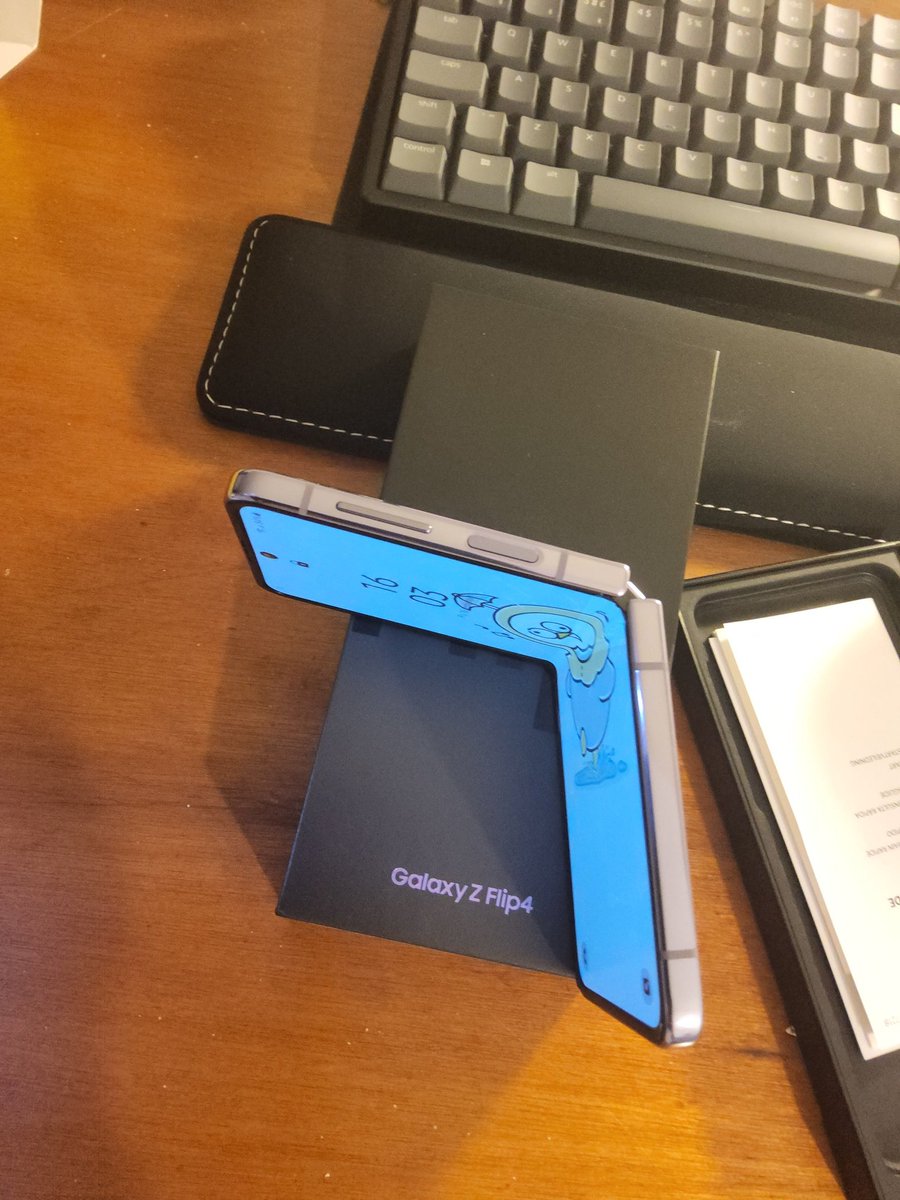 Dipeen786's tweet photo. Flip 4 on sale. 256 GB.
Bought for £1059, now on sale only £675.
Everything is in great condition,  zero scratches, zero damage.
Feel free to chat, paswan2002raj@gmail.com 
Mail me if you have any inquiry https://t.co/IuuH1Xh0Ps