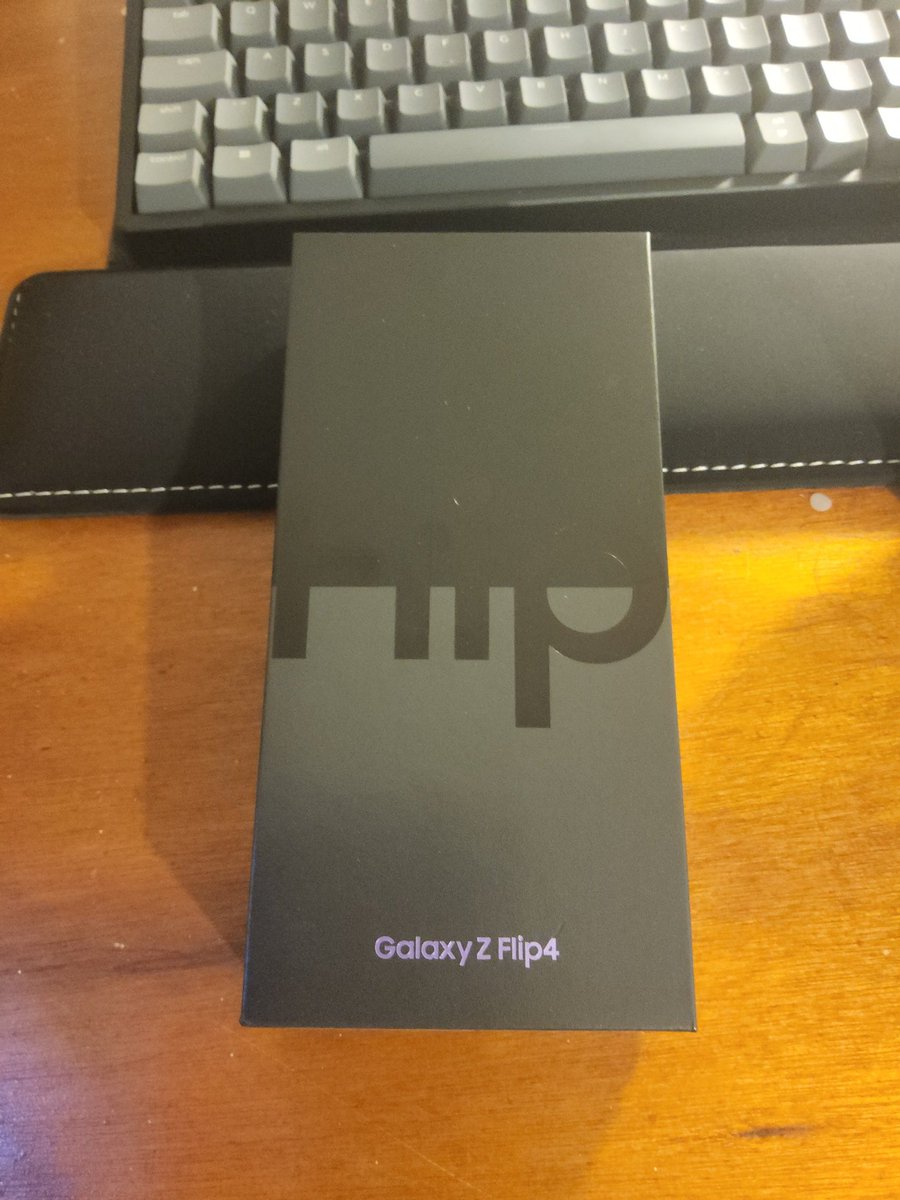 Dipeen786's tweet photo. I'm a medical University student and due to some financial problems I'm selling my gorgeous flip 4.
You can get £35 of silicon case in free if you buy now. https://t.co/7ILhB49yNz