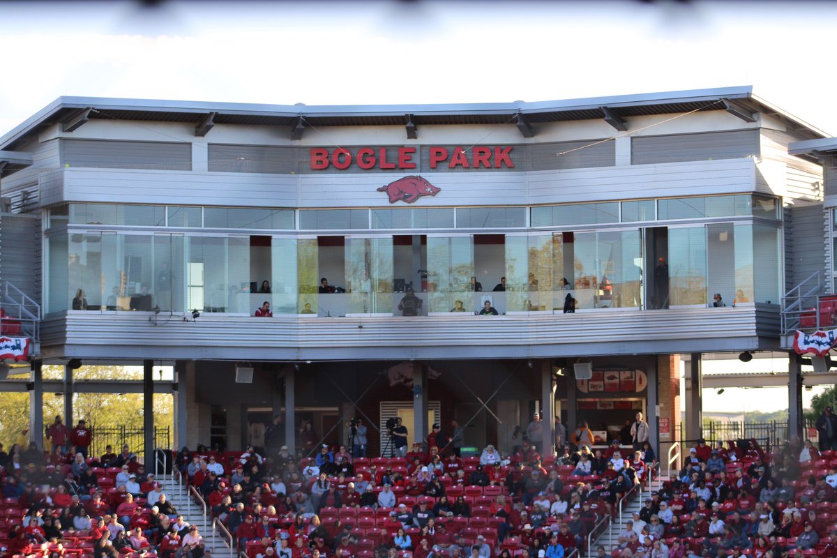 sydneyea_14's tweet photo. Perfect night to be at Bogle Park! 😍❤️ #WPS #BogleBerm #RazorbackSoftball https://t.co/am67HWiQGR