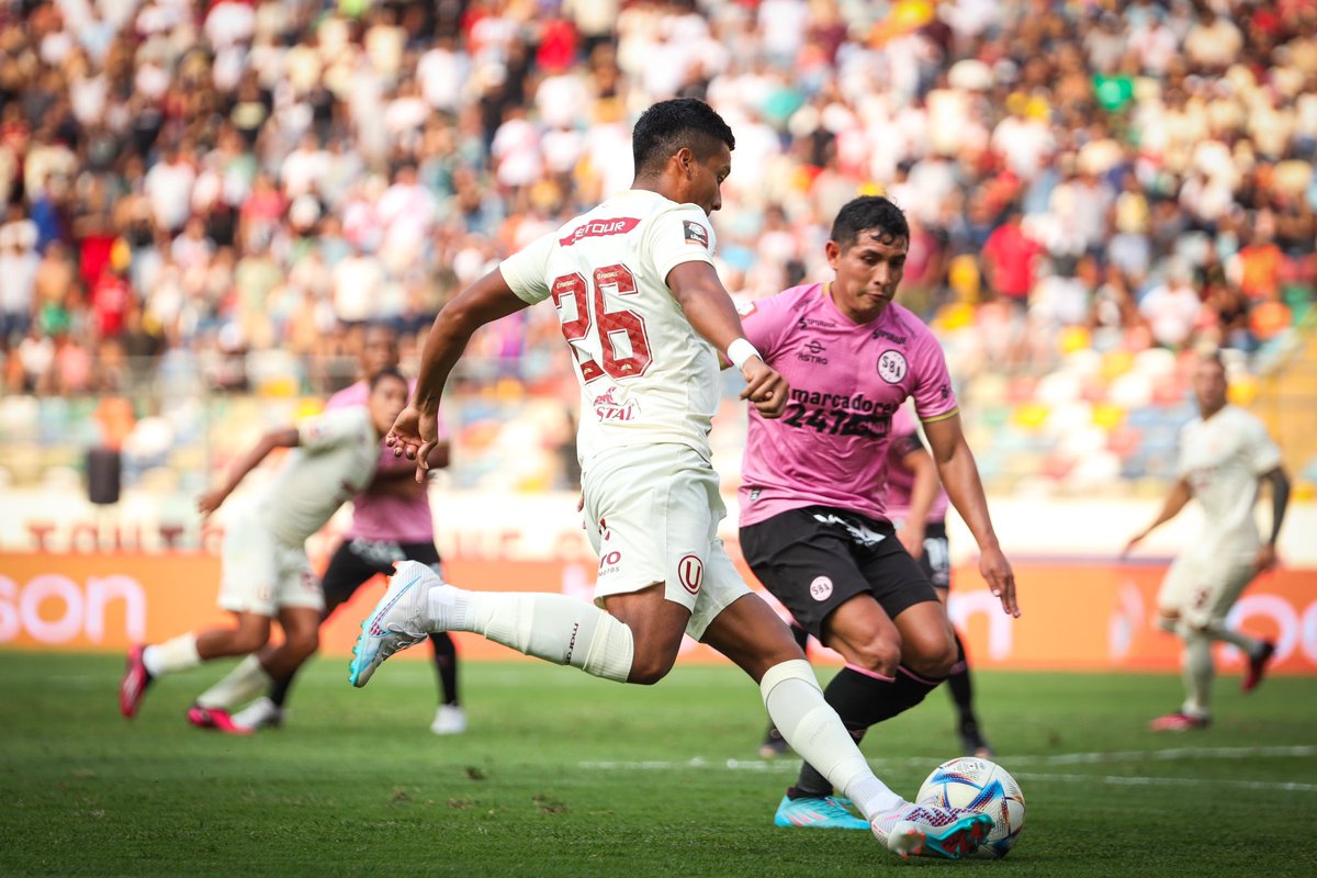 Hugoancajima10's tweet photo. Seguimos en la pelea 💪🏽⚽️💛 @Universitario 

#YdaleU https://t.co/X3PK52Ez1A