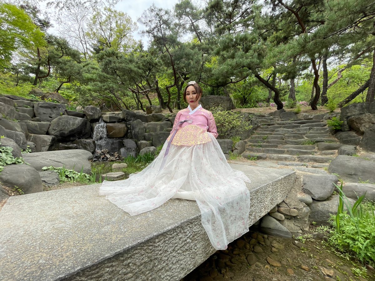 Actorgloriajohn's tweet photo. Korean traditional Hanbok. It was so beautiful to try this on and walk the  ancient Korean palaces and homes. https://t.co/SRJq81MPYt