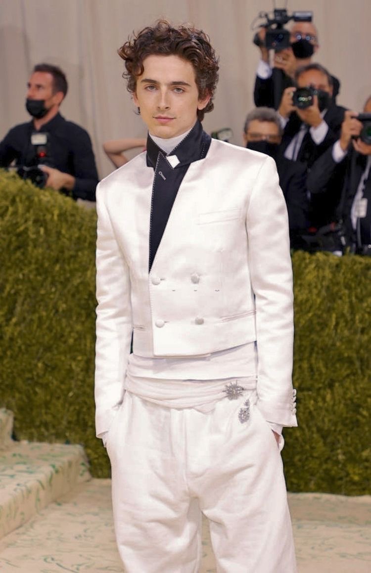 liviesiwan's tweet image. timothée chalamet e seu allstar branco no met gala 2021 você sempre será famoso