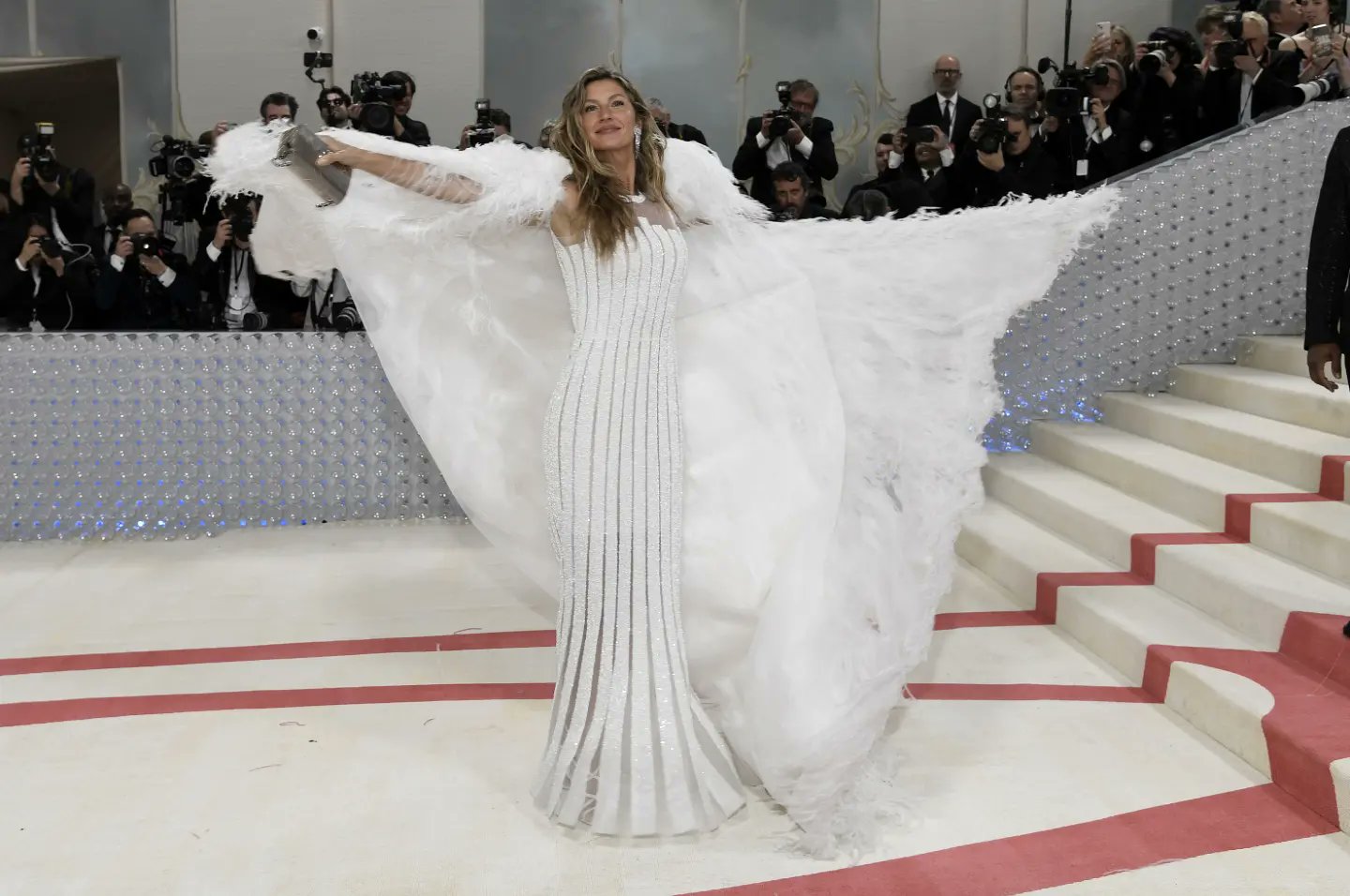 Jamaica Gleaner on X: Fun and flirty, Gisele Bündchen wears vintage Chanel  at the 2023 Met Gala in New York City. The feather cape and dress are from  the Chanel Haute Couture