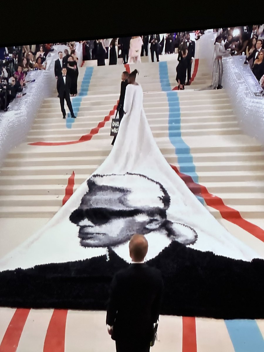 CalastriMarin's tweet photo. Okay, now that’s a moment #MetGala https://t.co/8zaSOCuxWF