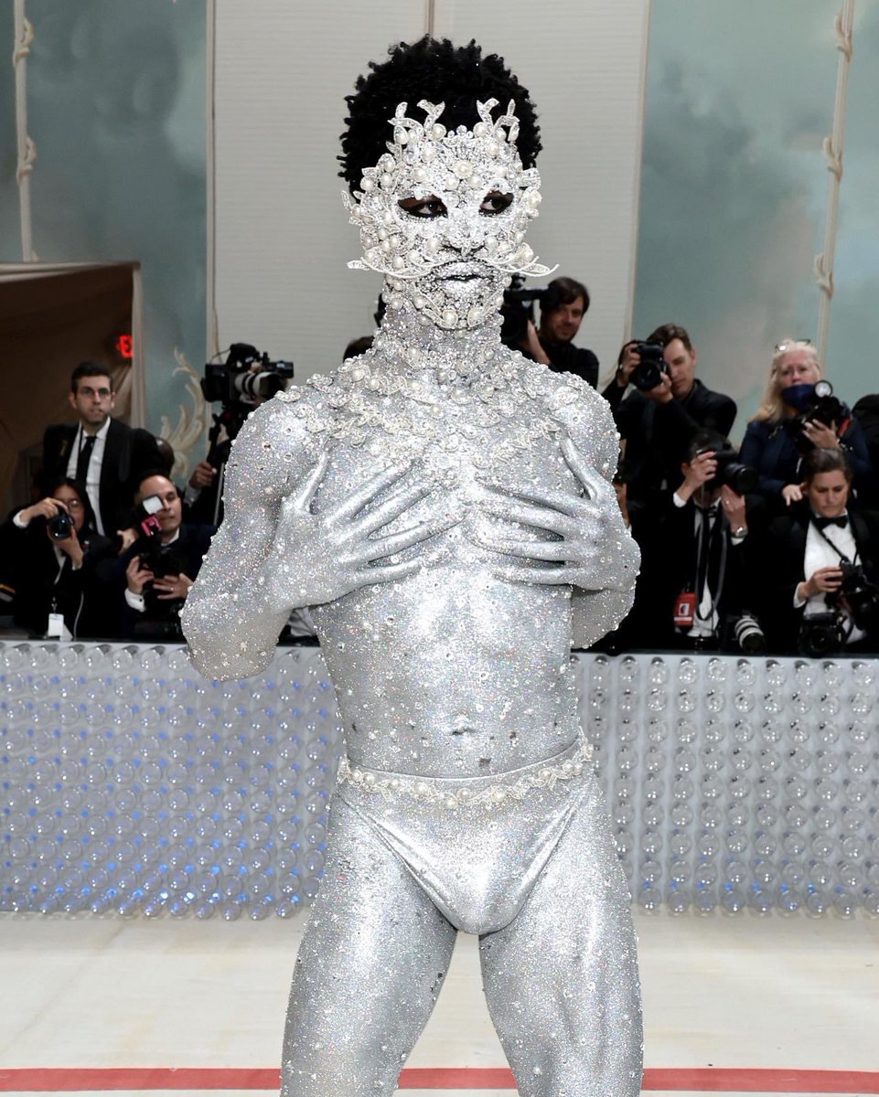 TeamLando's tweet photo. The Silver Slurper. 😂

#MetGala #MetGala2023 #lilnasX https://t.co/GY3hajjMME