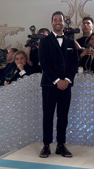 jasminemaeg's tweet photo. daniel ricciardo fans eating literal crumbs at the met gala rn 😌 https://t.co/LF258G9AGA