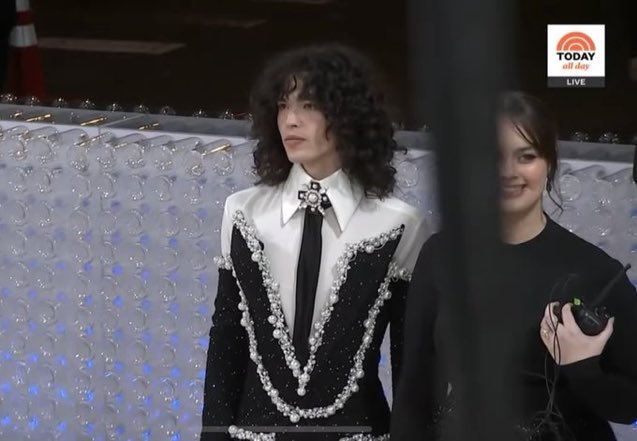 001voidx's tweet photo. I need these two to take photos together #MetGala https://t.co/st6l3Rmow0