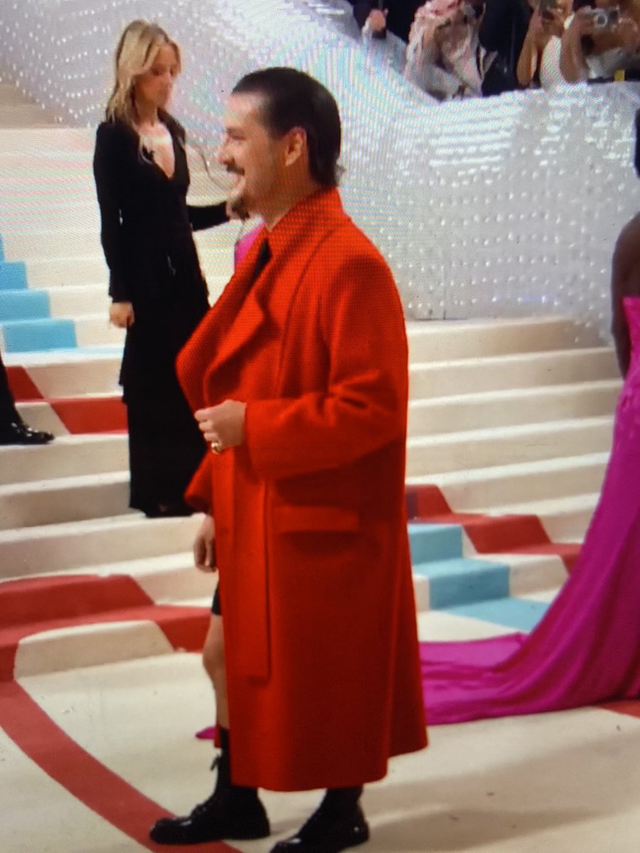 VNixie's tweet photo. Is he wearing shorts?! He knows he can do whatever and we will all still love him. #MetGala  #MetGala2023 https://t.co/MSNMSCDAQu