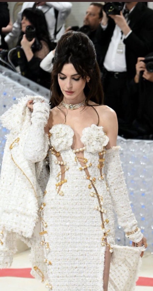 De mis favoritos: Karl Lagerfeld X Donatella Versace 
Las ya famosas nodrizas  “Versace” con el icónico tweed “Chanel”. Más clásico que Met pero perfecto