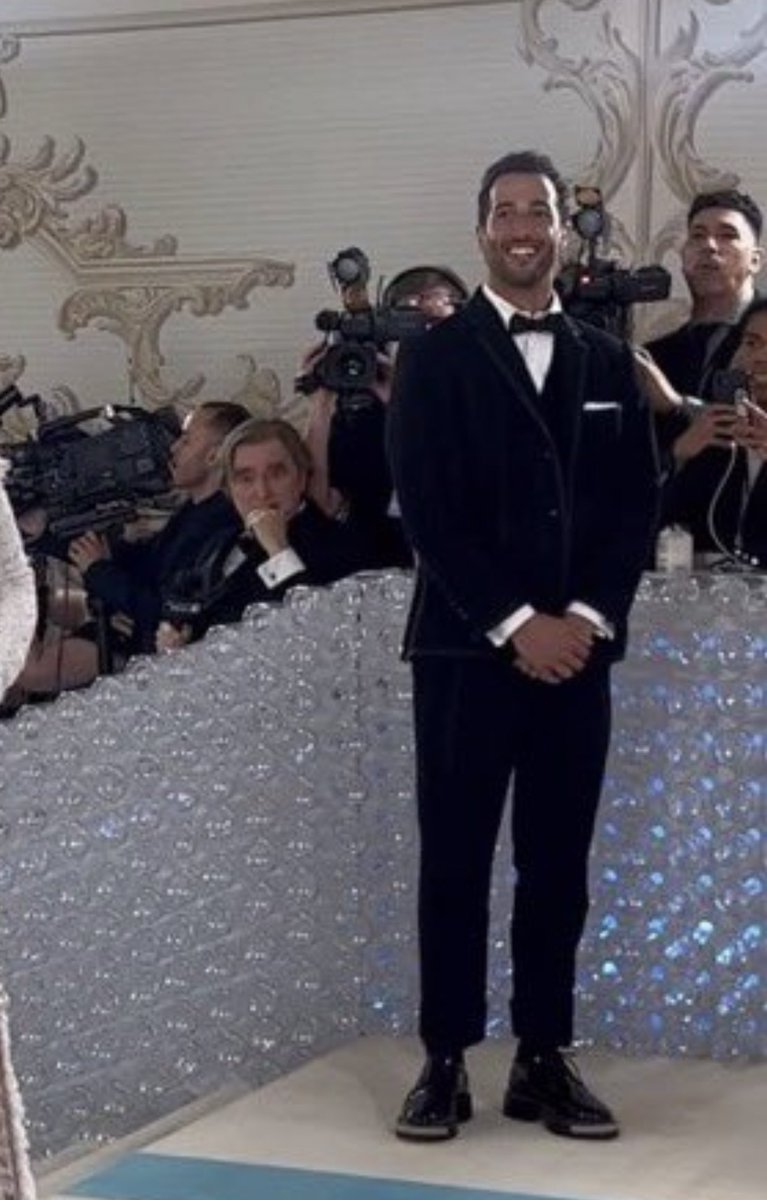 he radiates "idk how or why i ended up here but i am having the time of my life" energy 🥰