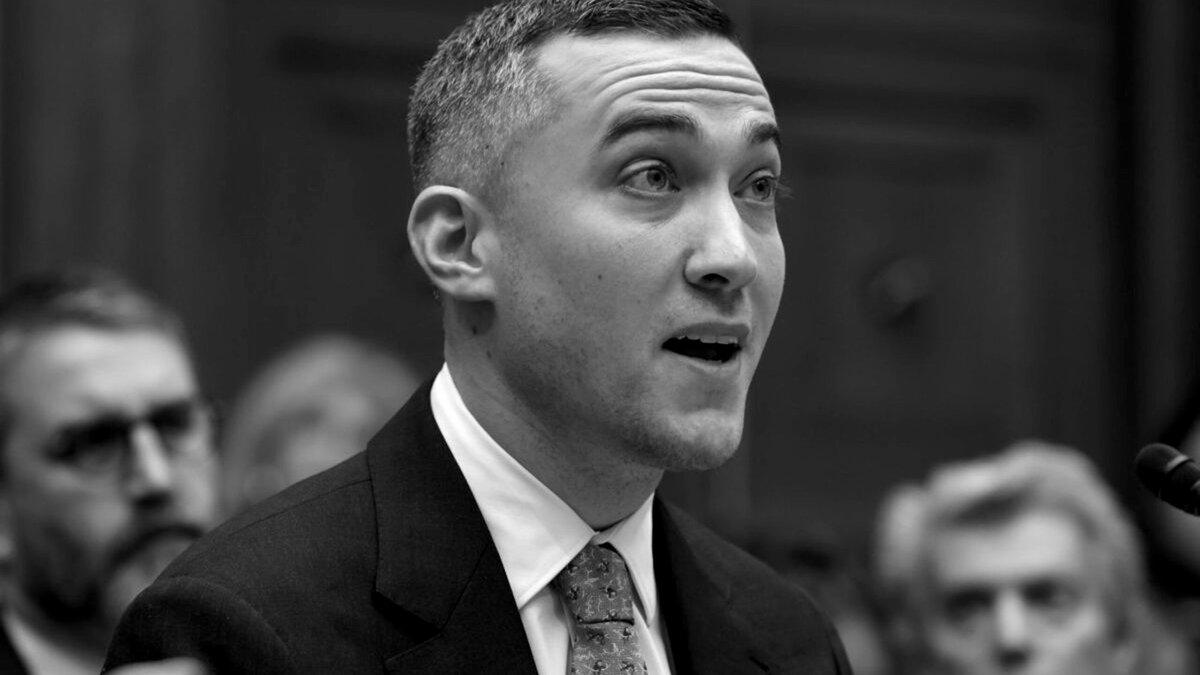 WarNuse's tweet photo. 'Whoever, Owing Allegiance To The United States, Levies War Against Them Or Adheres To Their Enemies, Giving Them Aid And Comfort Within The United States Or Elsewhere, Is Guilty Of Treason And Shall Suffer Death.'

18 U.S.C. § 2381 - Treason

Yoel Roth https://t.co/HYEpa8Q9nv