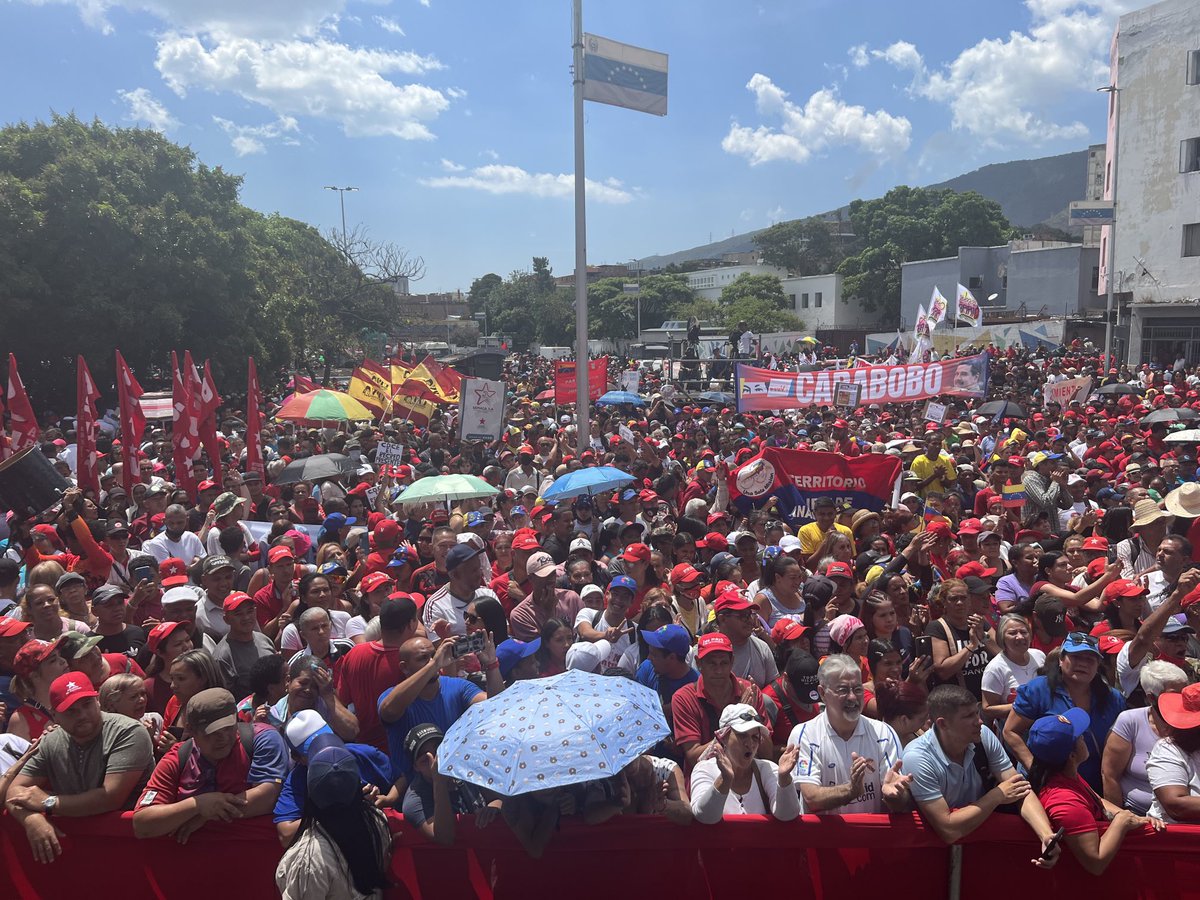 eduardopiate2's tweet photo. Masiva y contundente l marcha de l@s trabajador@s hoy en Caracas, respaldándo al presidente ⁦@NicolasMaduro⁩ en la línea de defensa de la revolución y de construcción del socialismo bolivariano. Hoy la clase obrera venezolana se comprometió a ser vanguardia socialista https://t.co/GZJLKo5HBa