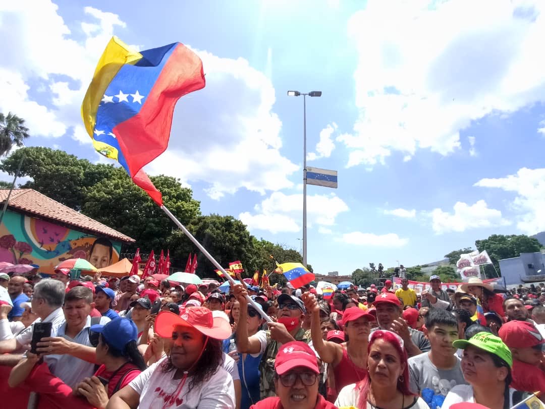 eduardopiate2's tweet photo. Masiva y contundente l marcha de l@s trabajador@s hoy en Caracas, respaldándo al presidente ⁦@NicolasMaduro⁩ en la línea de defensa de la revolución y de construcción del socialismo bolivariano. Hoy la clase obrera venezolana se comprometió a ser vanguardia socialista https://t.co/GZJLKo5HBa