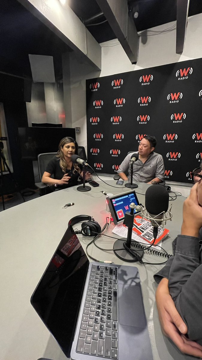asilascosasWPM's tweet photo. #AsíElWeso 

🎙️ Ahora @Sandra_Romandia y @oscarbalmen presentando: “Las 7 mafias Chilangas” con @EnriqueEnVivo por @WRADIOMexico https://t.co/hv5HhhtkSV