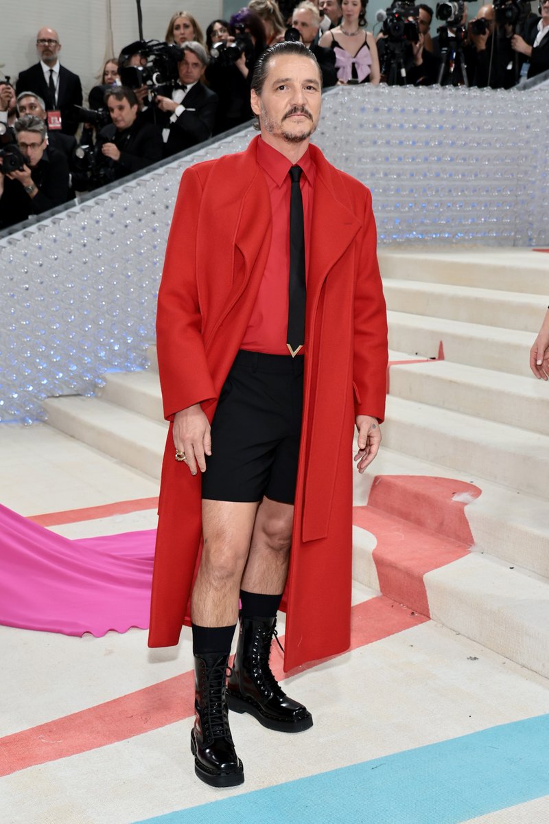 extratv's tweet photo. Pedro Pascal is giving us peak daddy energy in shorts at the #MetGala! 😍 More pics: https://t.co/vmPCnItJeA https://t.co/ohOrv0G0pE
