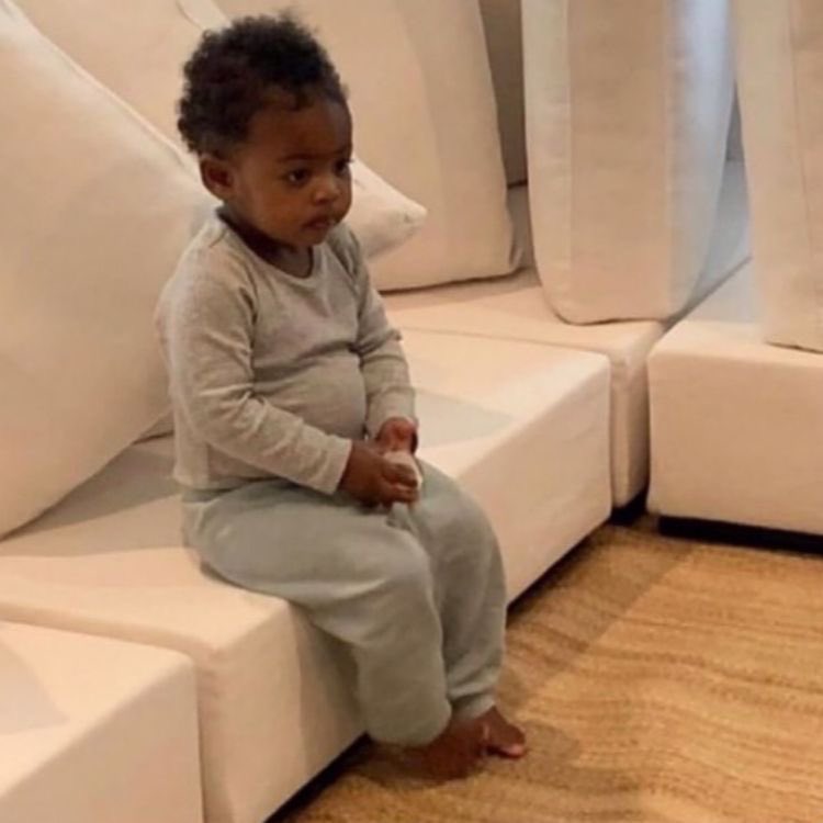 createanimal's tweet photo. Mood esperando a ver el look de Rihanna para irme a dormir #MetGala https://t.co/rA80fcpyEH