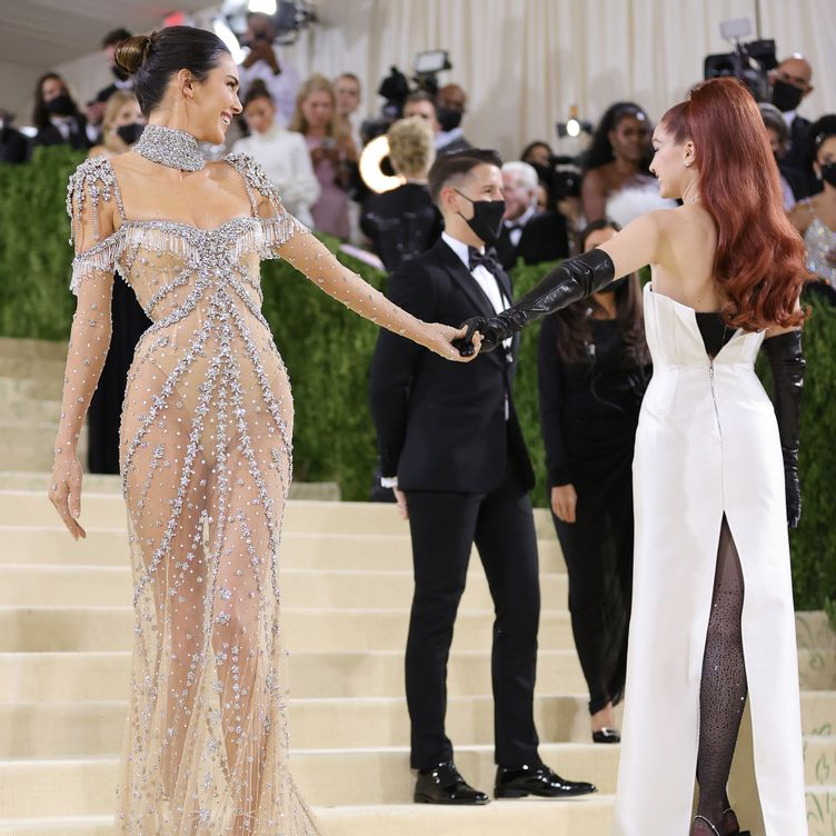 vxrgslo's tweet photo. Gigi y Kendall recreando su foto iconica de la Met Gala del 2021, las amo. https://t.co/9XT84ARdTp