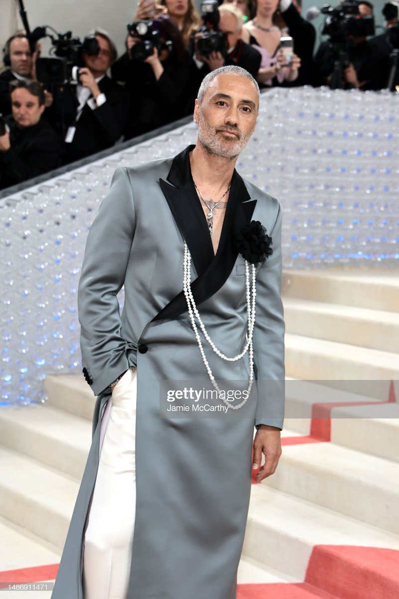 drsy10WSbjZ3Sho's tweet photo. #MetGala 

Бог создал мужчин и послал нам Тайку Вайтити в качестве извинения https://t.co/Hukj6lEnIQ