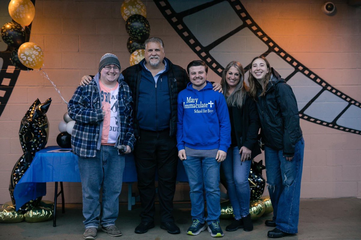 nicolaikabana's tweet photo. Becky’s is one of my favorite places to visit so I knew I couldn’t miss #LuckyLouie and #GettingGrace! Last night was a blast! It’s always a fun time hanging out with @MrDanielRoebuck, Tammy, and Grace! If you haven’t seen the movies I highly recommend you do! #AChannelOfPeace https://t.co/5oQF4th37O