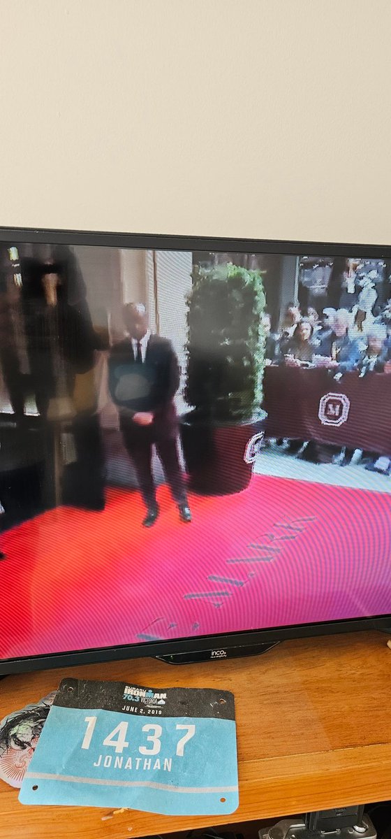 x_play's tweet photo. -Que chingon outfit, esta super Karl Lagerfeld
* Wey ese es el de la puerta del hotel
-ah 🙄

#MetGala2023 #MetGala https://t.co/XPpKn7D4QJ