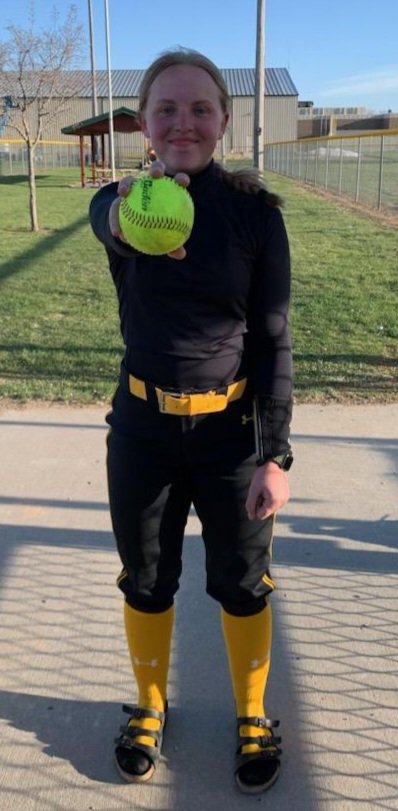 select_softball tweet picture