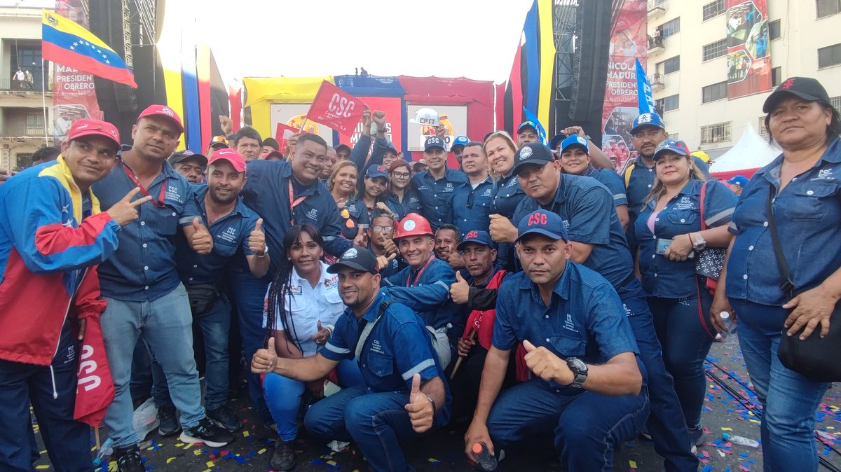 Funtbcac_Cem's tweet photo. #EnFotos | Junto a nuestro Pdte. Obrero @NicolasMaduro los trabajadores y trabajadoras de la industria del cemento, la @Funtbcac_Ce y los CPTT conmemoraron el #DiaDelTrabajador en Caracas.
#TrabajoYPatría 
#ProducirEsVencer
#CementerosPorLaVerdad
@TarekWiliamSaab 
@Mtulio21 https://t.co/JUBmXxwK4N