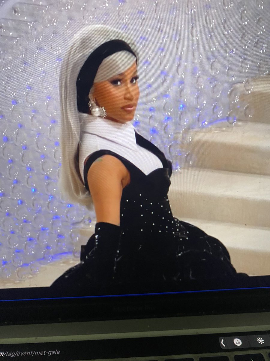 VNixie's tweet photo. So subtle for her. Classy. #MetGala  #MetGala2023 https://t.co/Dis3WFu225