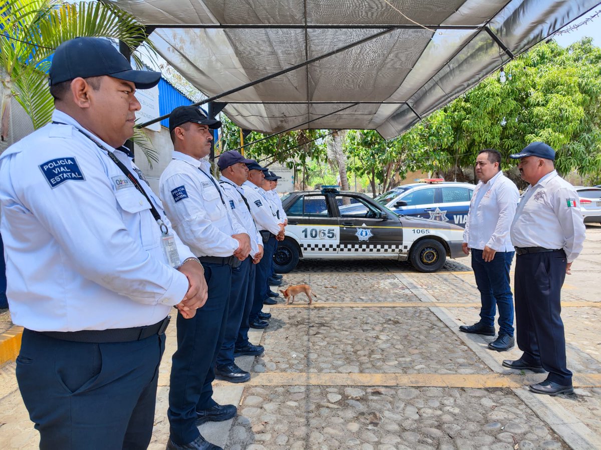 En gira de trabajo por la Costa, visité la Delegación de #Hualtulco, donde exhorté a las y los compañeros a seguir cumpliendo sus encomiendas con profesionalismo, honor, lealtad a la institución y que sus actuaciones sean siempre con apego a la ley. 
<a href="/SSPC_GobOax/">SSPC Oaxaca</a> <a href="/PolVial_GobOax/">Policía Vial Estatal</a>