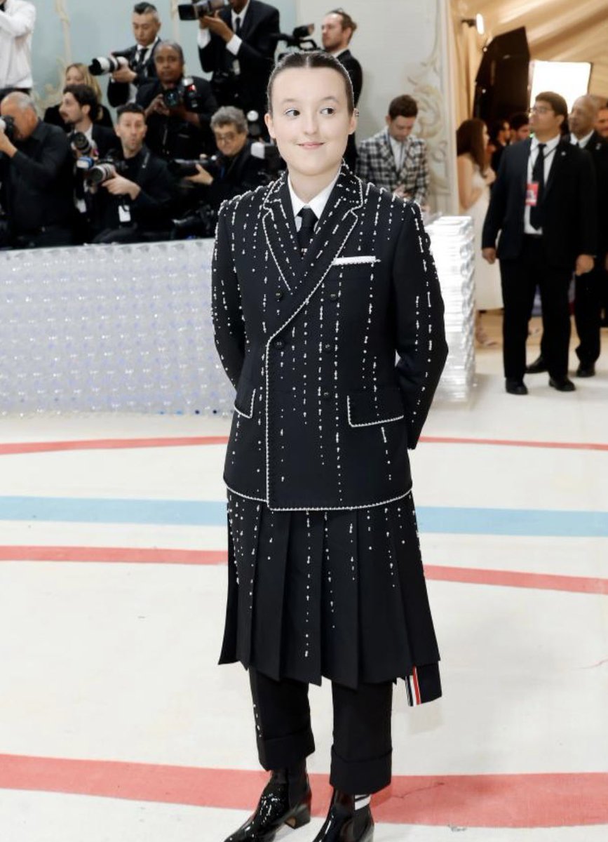 myanicole_b's tweet photo. BELLA FREAKING RAMSEY EVERYONE 🐏 

Legit such a beautiful human I can’t &amp; they really slayed that outfit 🫶🏼 
#MetGala2023 https://t.co/f72sYLzX1X