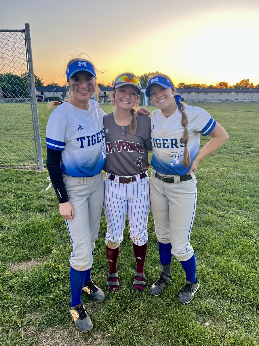 UnityPirillo16U's tweet photo. The bunt @rayceestallings laid down was prettier than this sunset. If you listen close you can hear  @lillyabrown10 yelling “I knew it”
LOVE watching these girls compete!! Counting down the days till travel ball!!!! #SWP16 https://t.co/50Ozz8yE7b