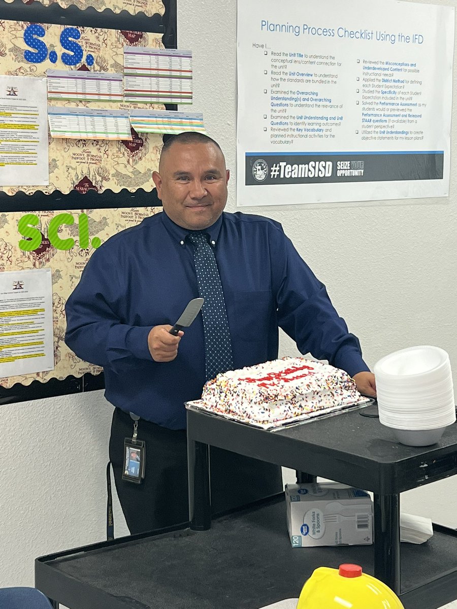 yirigo_'s tweet image. Happy Birthday and Happy National Principals day to Mr. Herrera @SRidge_MS We hope you had a wonderful day!
#SRMSHasCourage #GeneralsConquer #TeamSISD #OverTheHill