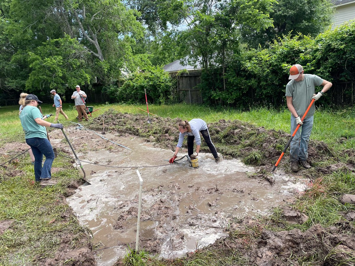AlmaScotsWSOC's tweet photo. MAKE IT 2!! Jackie Dietz participated in a different Alternative Break in Texas. She assisted in disaster recovery from Hurricane Harvey! This week she helped build a rain garden/ drainage system for an older lady whose house had major flooding since the hurricane! Way to go JD!! https://t.co/gT0PQBLD80