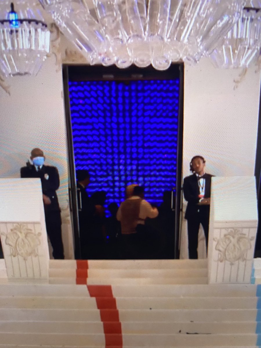 VNixie's tweet photo. The blue doorway is calling to me! #MetGala  #MetGala2023 https://t.co/L7GC5bkLNw