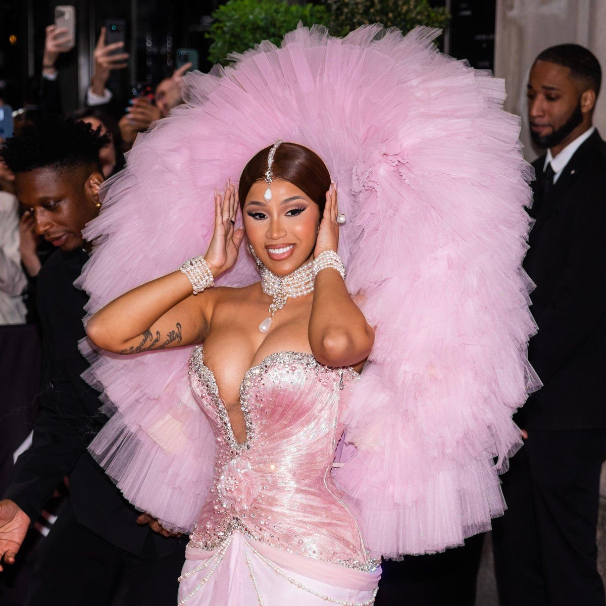 popcultureshub's tweet photo. Cardi B for #MetGala https://t.co/PS8mNJKxj6