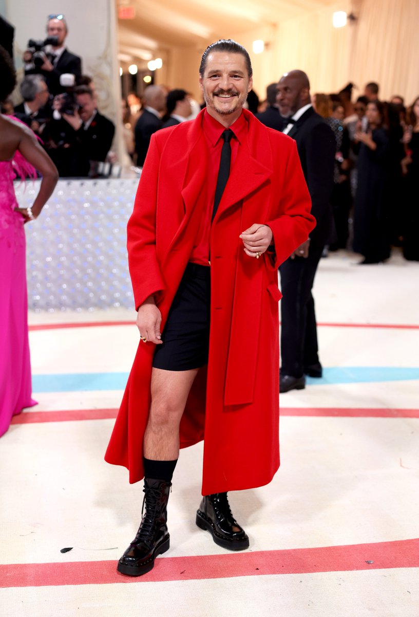 ParadeMagazine's tweet photo. Yes daddy. Thank you daddy. #Metgala #PerdoPascal https://t.co/i20ZIr6msG