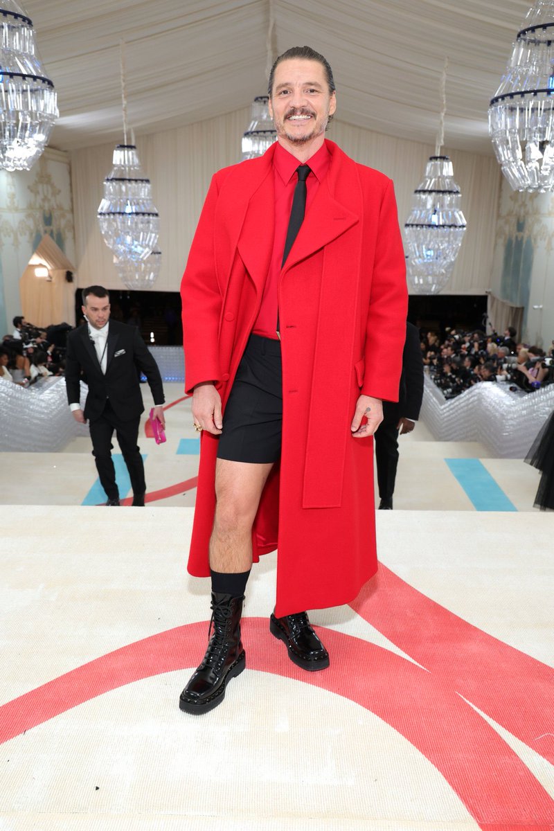 euphoricaspod's tweet photo. SERVIU COXAS TORNEADAS 😏 | Mais fotos do Pedro Pascal chegando no Met Gala 2023 #MetGala https://t.co/dkEXZ5hPSS