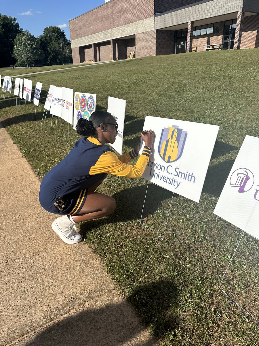 TROliverEDU's tweet photo. @SCHS_Patriots Seniors showed up and showed out representing their chosen path! A good time was had by all! #CompetitiveAdvantage #NationalDecisionDay #YearofFirsts โค๏ธ๐ค๐ @fcboe https://t.co/8EzLqqsbiz