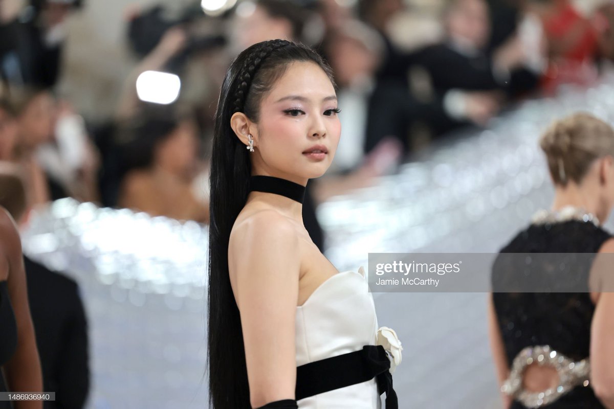 Face is insane

#MetGala
#JENNIEatMETGala