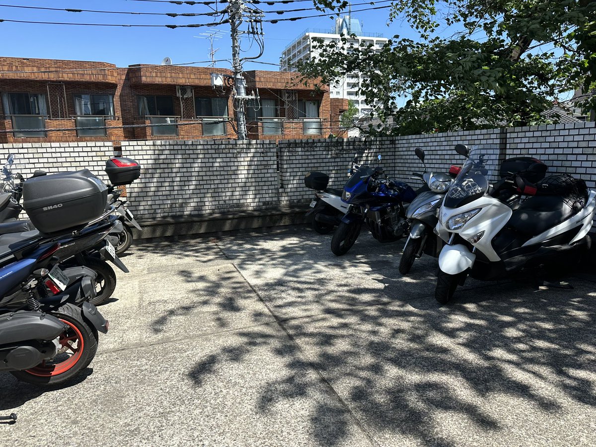iskRot_C's tweet photo. 私がバック駐車キメたらみんな習っちゃった例@日大板橋 https://t.co/uR4tjDrJSe