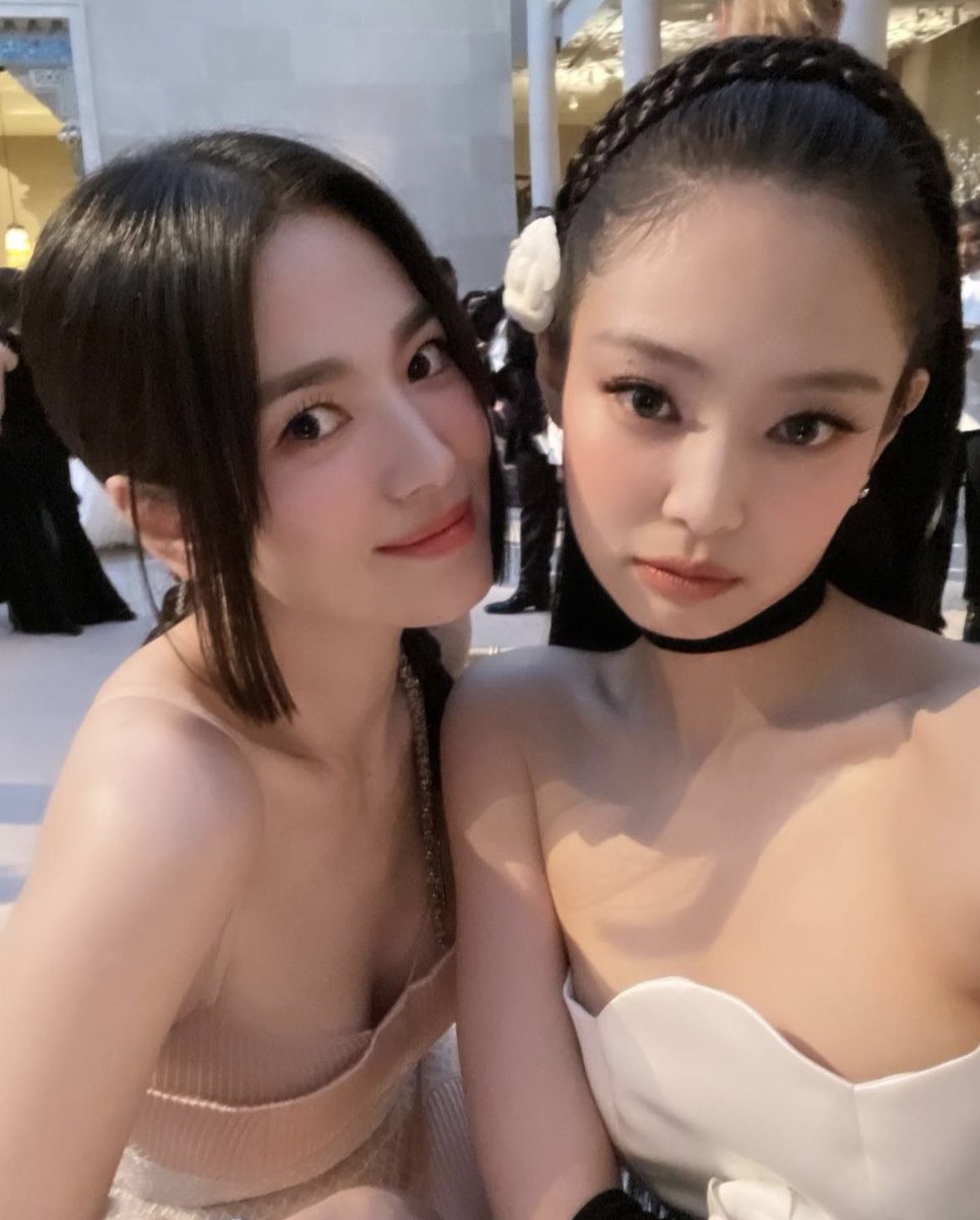 kyoilys's tweet photo. kyo and jennie bestiefication (REAL) we won everyone!!! https://t.co/Ewpe2zhpBD