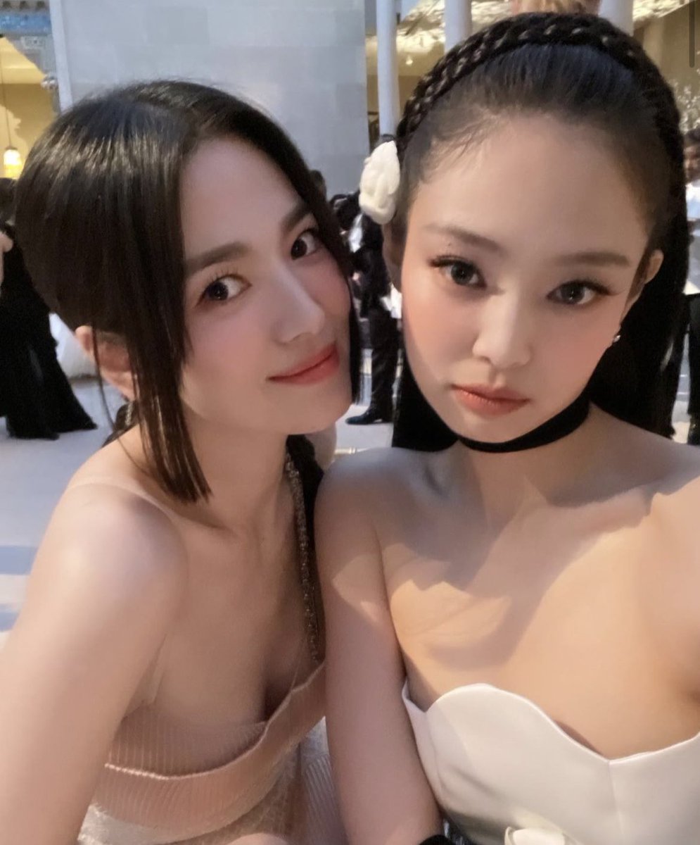 blackpinkbabo's tweet photo. Jennie and Song Hyekyo at the Met Gala ♥️ https://t.co/Bjou2L053r