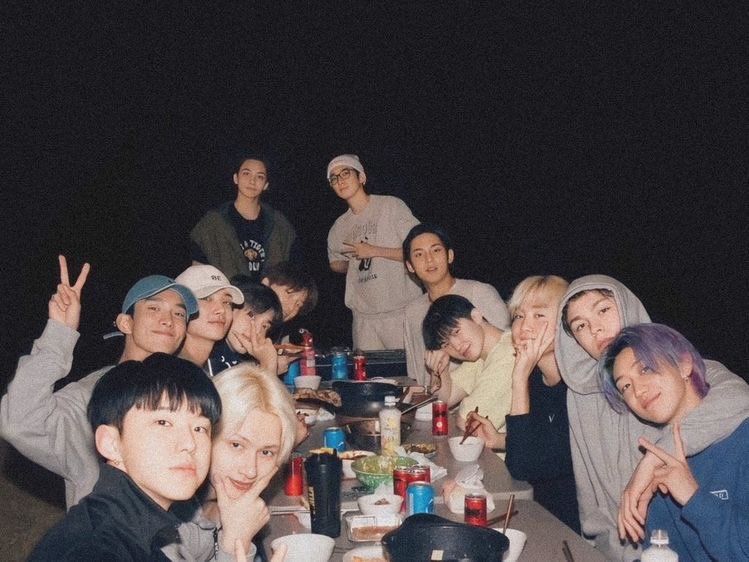 _wjunpimeow_'s tweet photo. Mayo, el mes del debut del grupo más lindo, más amoroso y el lugar más hermosamente seguro que una persona pueda conocer. ♡ https://t.co/sf4kmWkOJi