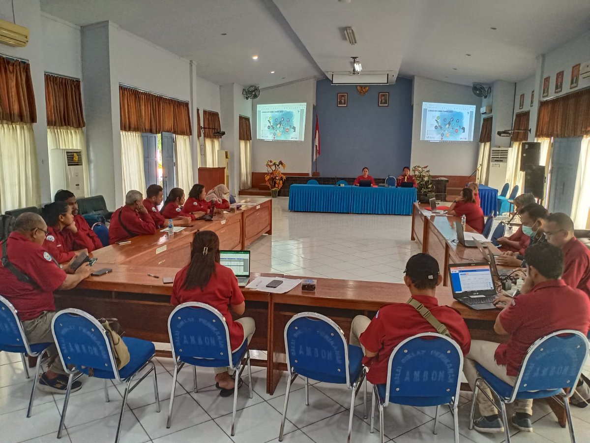 Syaiful80896589's tweet photo. Selasa, 2 Mei 2023. Saiful A. Soplestuny. Luhkan Kota Ambon. Rapat Kerja Tim Pokja SFV Desa Poka BPPP Ambon.
#GiatLuhkanKotaAmbon
#KotaAmbon 
@BP3_Ambon 
@puslatluhkp https://t.co/y3vDUA5fnb