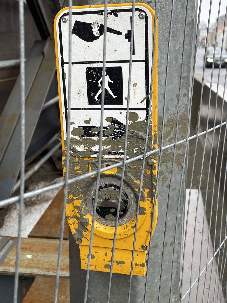StoptionalTO's tweet photo. Peak #torontoproblems #stoptionalTO #walkTO #topoli https://t.co/sMUhArL6GI