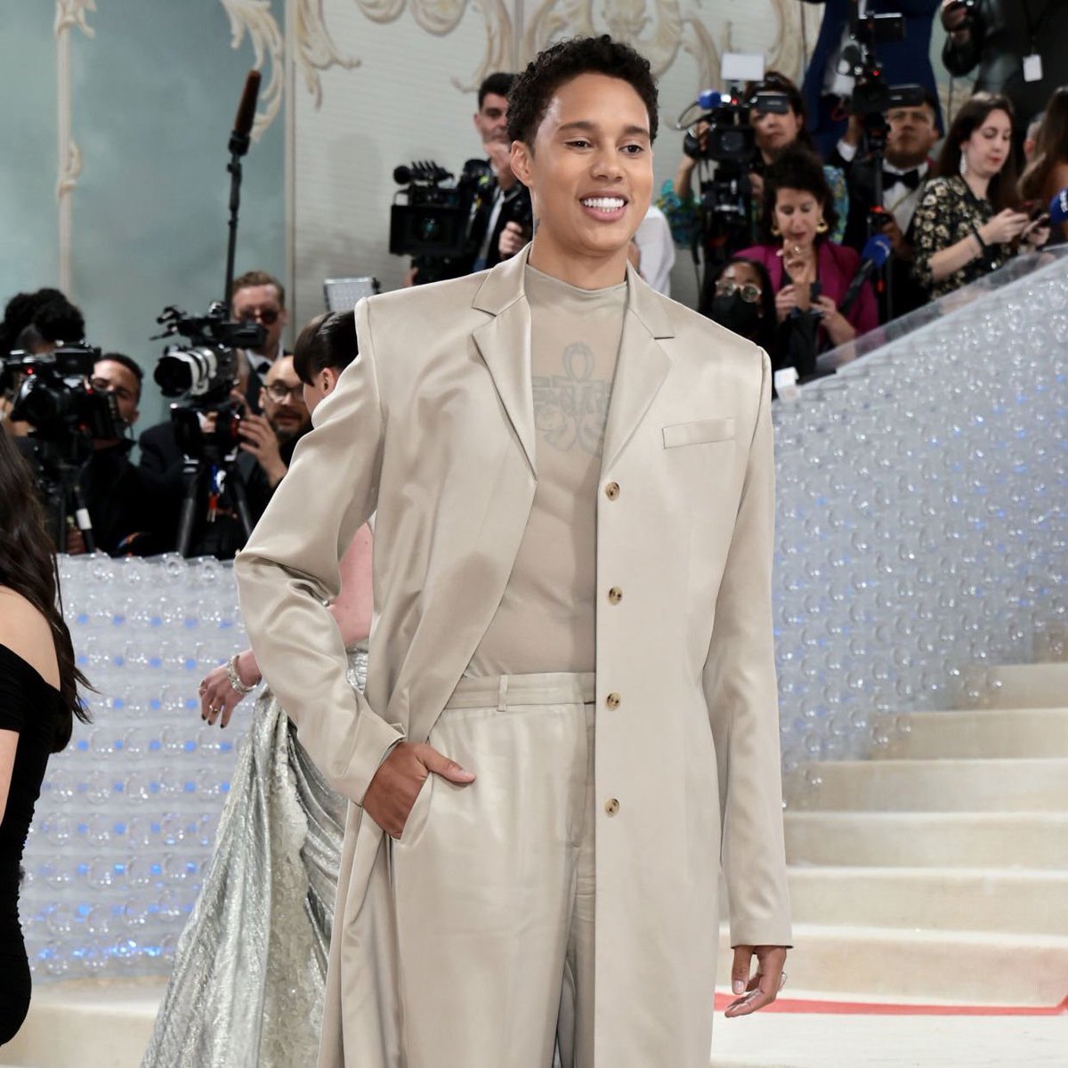 WNBA's tweet image. Met Gala slayyy ✨

Brittney Griner and wife, Cherelle, look absolutely amazing in their Met Gala debut