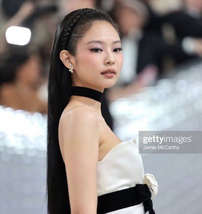 esta mujer no tiene ningún ángulo malo, sabe como posar 

JENNIE MET GALA
#JENNIEatMETGala