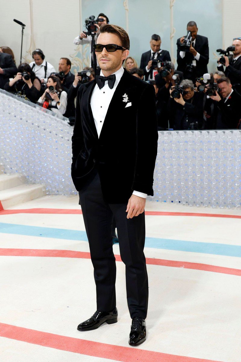 euphoricaspod's tweet photo. VOSSA MAJESTADE 🥵 | Jonathan Bailey no tapete branco do Met Gala 2023 #MetGala https://t.co/k13IkUfS7n