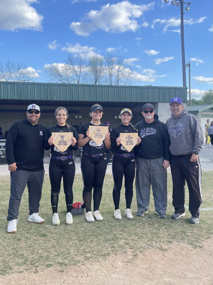 softball_burg's tweet photo. Harrisburg 9 Century 3 (F). Lady bulldogs improve to 11-16 and travel to JC on WED. Seniors Sidney Neal, Sofie Brombaugh, and Liza Wiggins were celebrated. Thank you girls for a great four years! https://t.co/IeJ8KOCJ4D